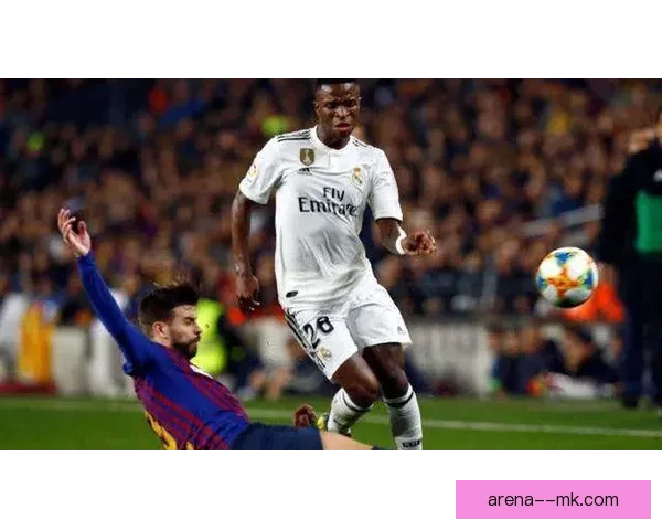 皇马巨星维尼修斯闪耀马德里市中心巨幅广告震撼亮相