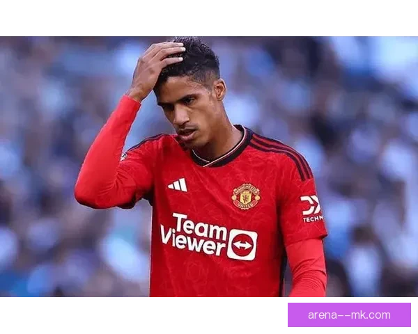 桑乔与滕哈格公开冲突升级 被逐出曼联一线队引发热议